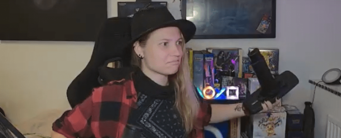 Albi drží kus gaming židle při hraní KCD 2